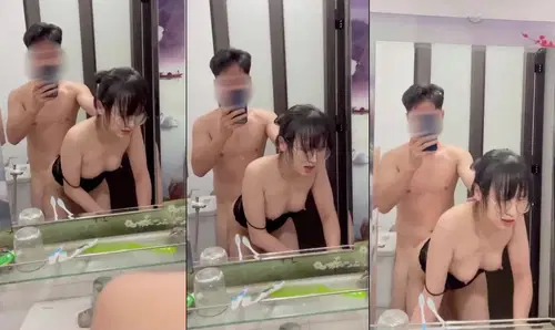 Tranh thủ vô nhà vệ sinh doggy vợ bạn tí